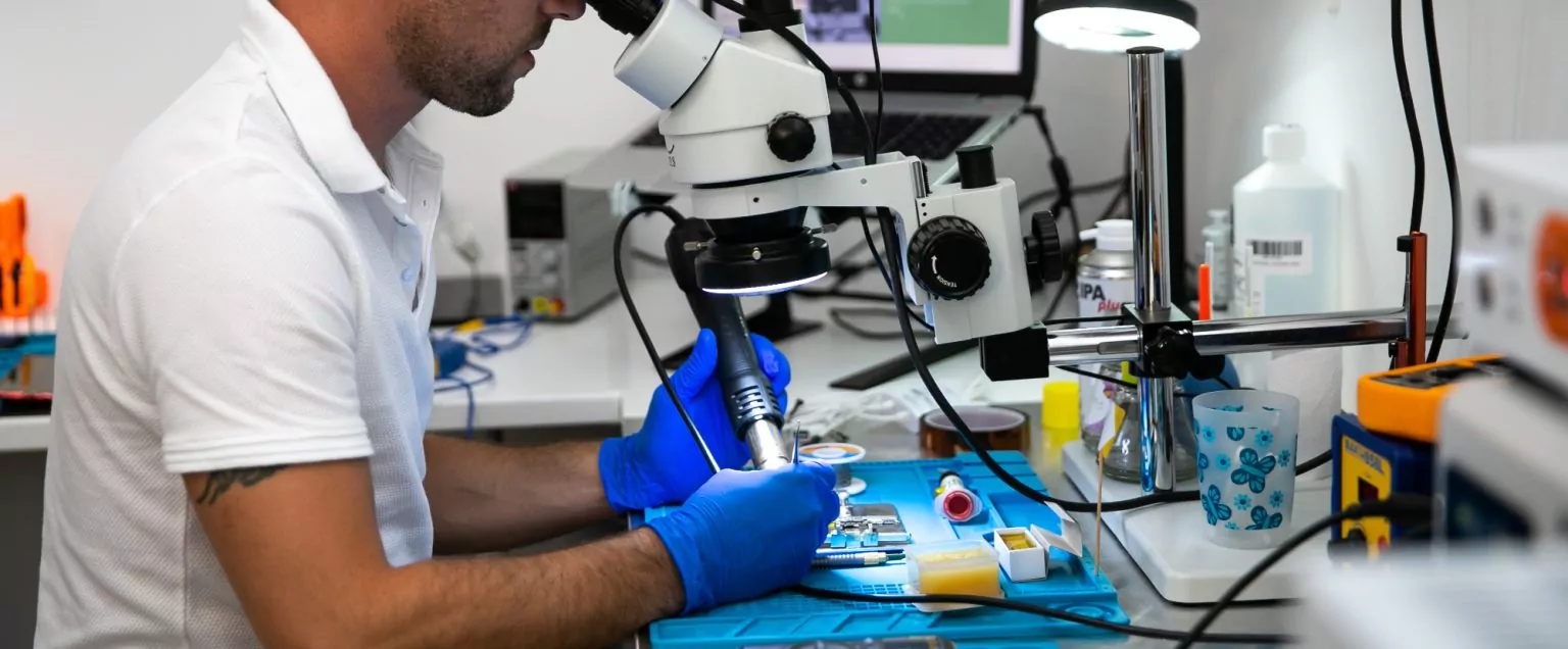 Microsoudure carte mère smartphone — MOZ-Réparations — démontage, batterie, composants, écran, redémarrage iPhone